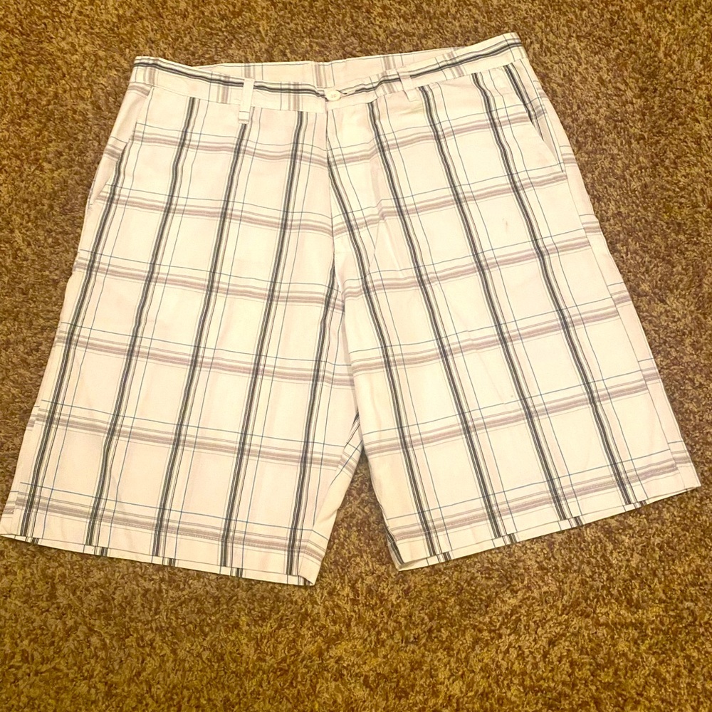 BURNSIDE SIZE 38 SHORTS LIGHTLY USED IN GREAT CONDITION